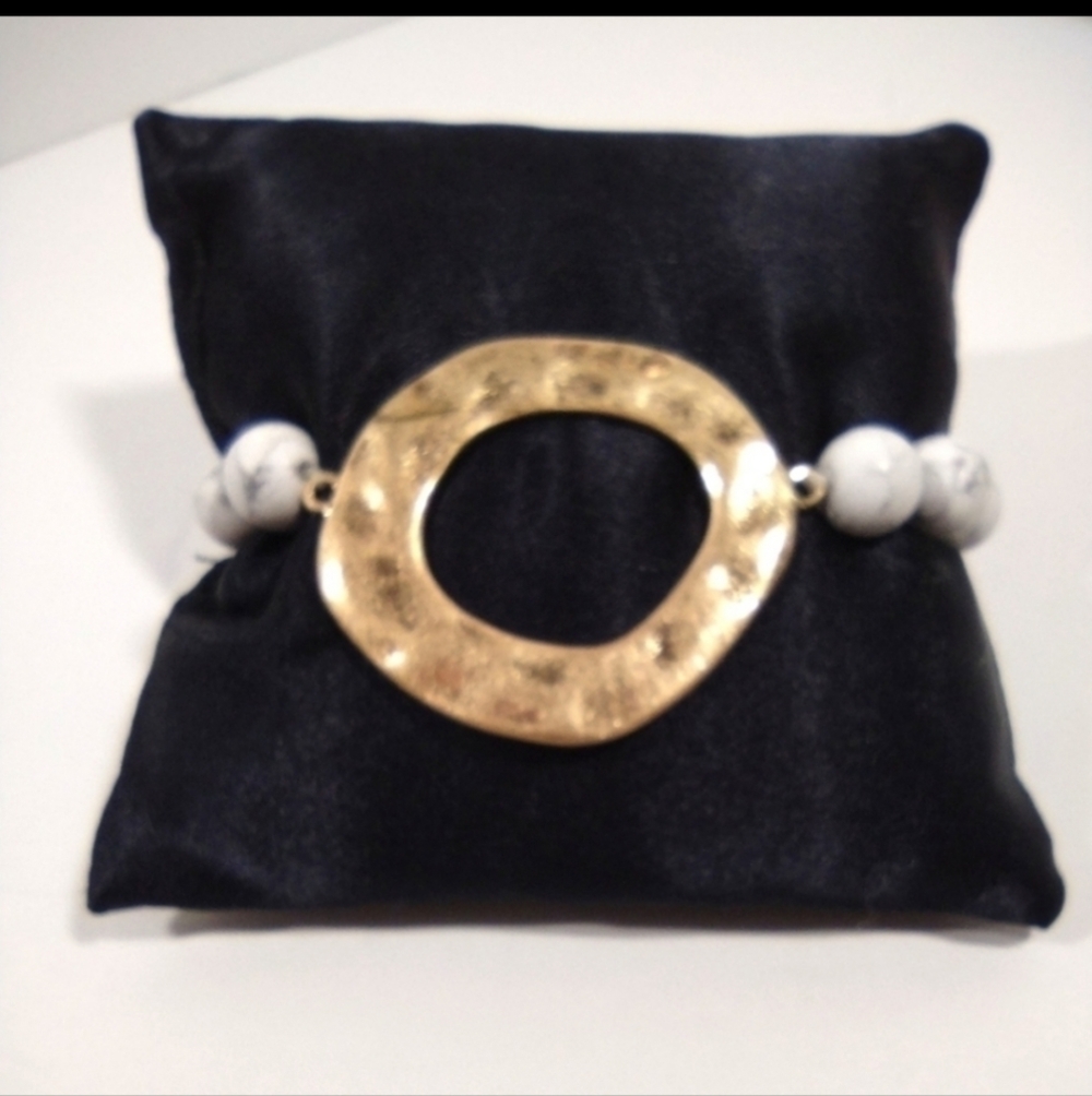 Semi Precious Howlite & Hammered Gold Tone Stretch Bracelet NWT